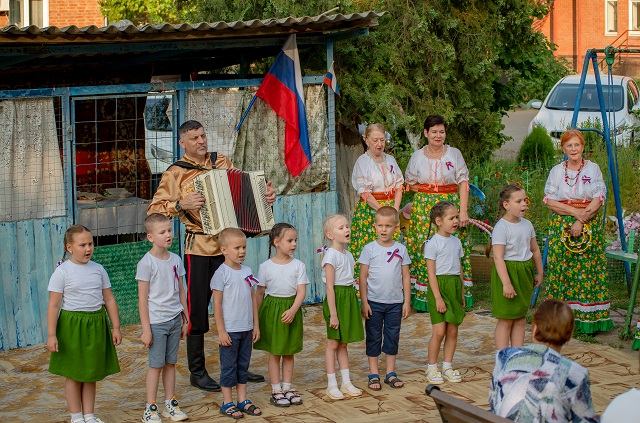 «Поем двором»